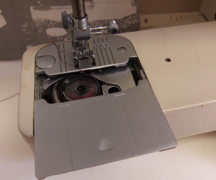 Singer Stylist 534 Sewing Machine w/Case Manual Very Good Working